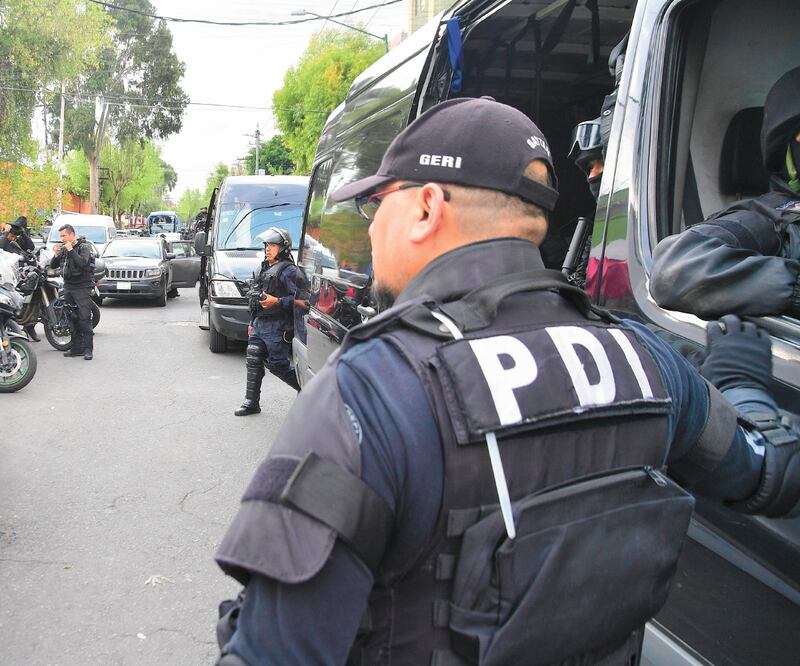 Indagatoria. Policías de Investigación revisan cámaras particulares y del C5 para dar con el joven homicida. ARCHIVO EL UNIVERSAL