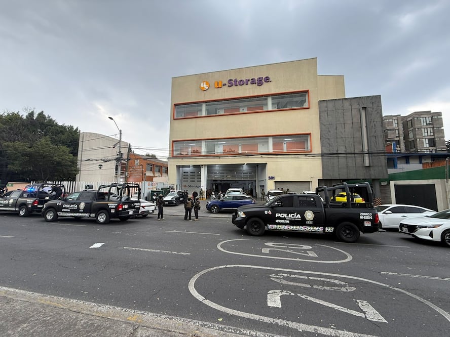 Elementos de SSC CDMX realizan cateo en bodegas ubicadas en Calzada México-Tacuba, colonia Popotla, alcaldía Miguel Hidalgo. (Foto: especial)