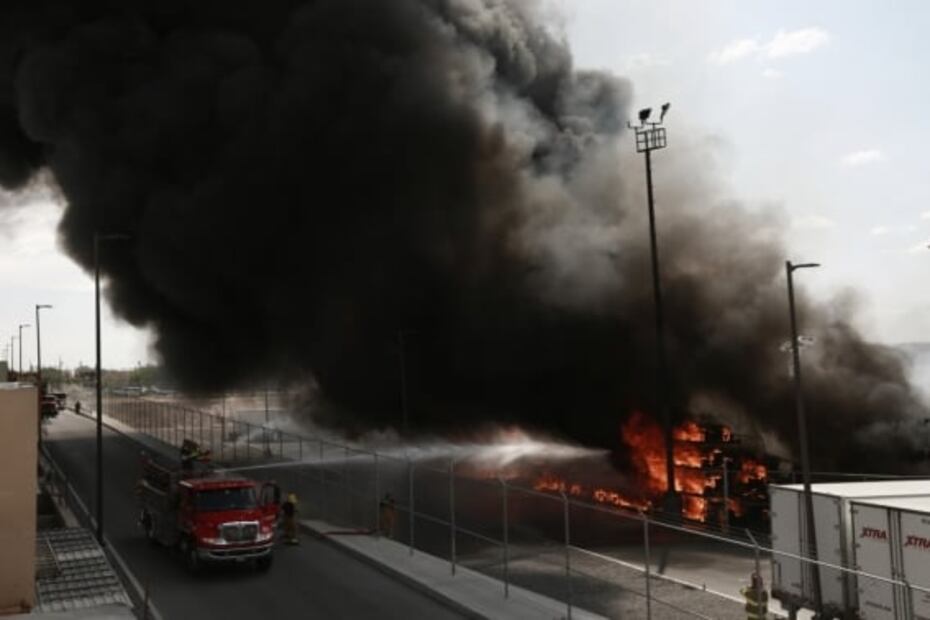 Explosión en bodega de Ciudad Juárez genera enorme columna de humo