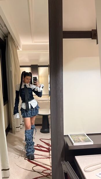 Cazzu acelera los latidos de Nodal con un mini conjunto total denim