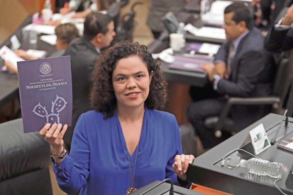 Mariana Gómez del Campo, quien fuera presidenta de la comisión, presentó el documento de 178 páginas sobre el caso Nochixtlán (LUCÍA GODÍNEZ. EL UNIVERSAL)