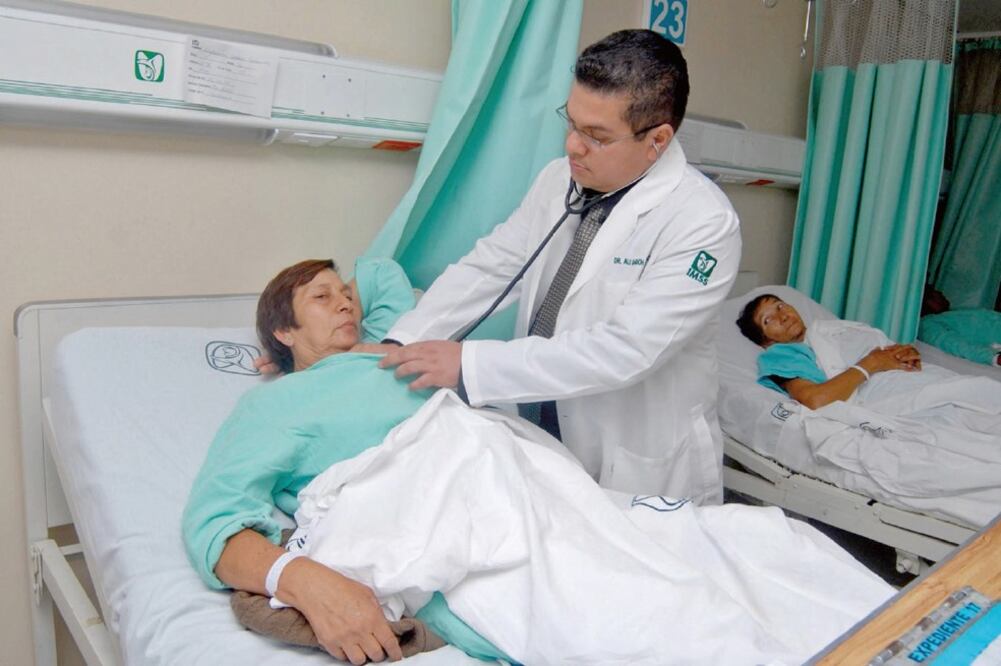 La organización México Unido. Médicos Libres exigió a las autoridades que sea el Estado quien pueda otorgar las certificaciones de especialidad. Foto: ARCHIVO EL UNIVERSAL