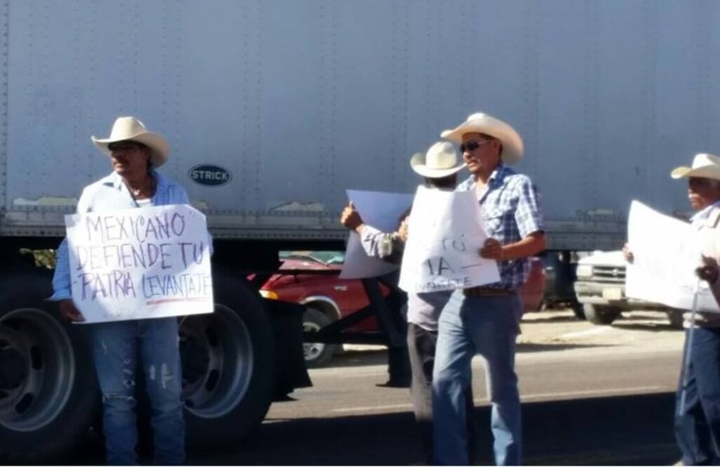 Campesinos bloquearon la carretera federal Zacatecas-Saltillo de manera intermitente para no realizar bloqueos totales. Foto Irma Mejía