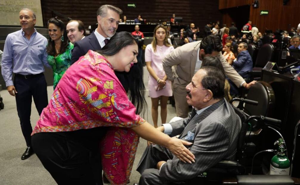El licenciado Juan Francisco Ealy Ortiz, presidente ejecutivo de El Universal, visitó la Cámara de Diputados. Estuvo acompañado de su esposa Perla Diaz de Ealy y de su hija la diputada María Teresa Ealy. Foto: Carlos Mejía / EL UNIVERSAL