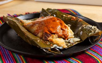 Tamales con achiote rellenos de picadillo de jamaica orgánica nueces y semillas