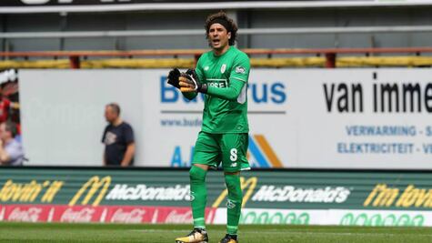 Standard bloquea la salida de Guillermo Ochoa