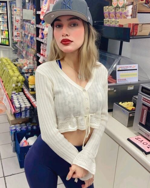 La cajera de Oxxo conquista la red con ajustado corsé