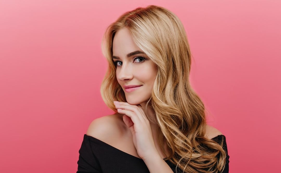 El cabello rubio requiere mucho mantenimiento. Foto: Freepik