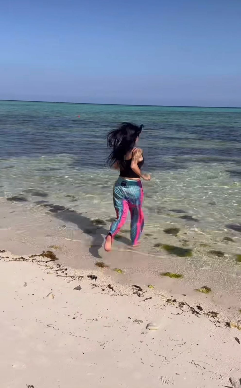 La creadora de contenido para adulto no pudo disimular su emoción al estar en las playas mexicanas. Foto: Instagram @miakhalifa