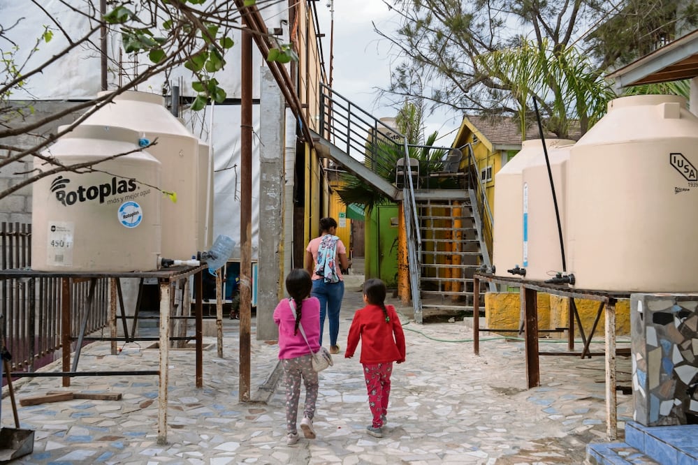 En albergues permanecen mujeres mexicanas desplazadas y familias centroamericanas, quienes no están dispuestas a exponer a sus hijos a cruzar con un coyote. Aimee Melo / EL UNIVERSAL