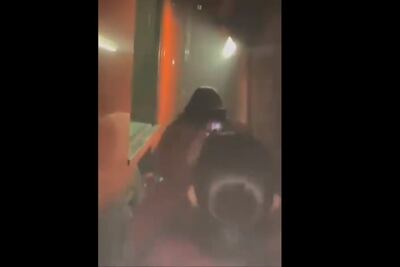 Usuarios del Metro CDMX tienen que caminar por vías tras falla en tren de la Línea 8 