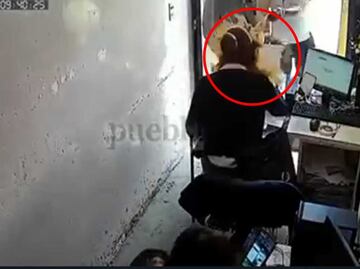 Alcalde retira a su esposa del DIF luego de que le arrojara agua con chile a una mujer