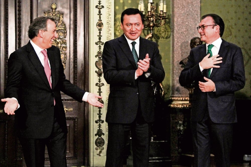 José Antonio Meade, Miguel Ángel Osorio Chong (secretario de Gobernación) y Luis Videgaray, ayer durante el relevo en la Secretaría de Hacienda (GERMÁN ESPINOSA. ELUNIVERSAL)