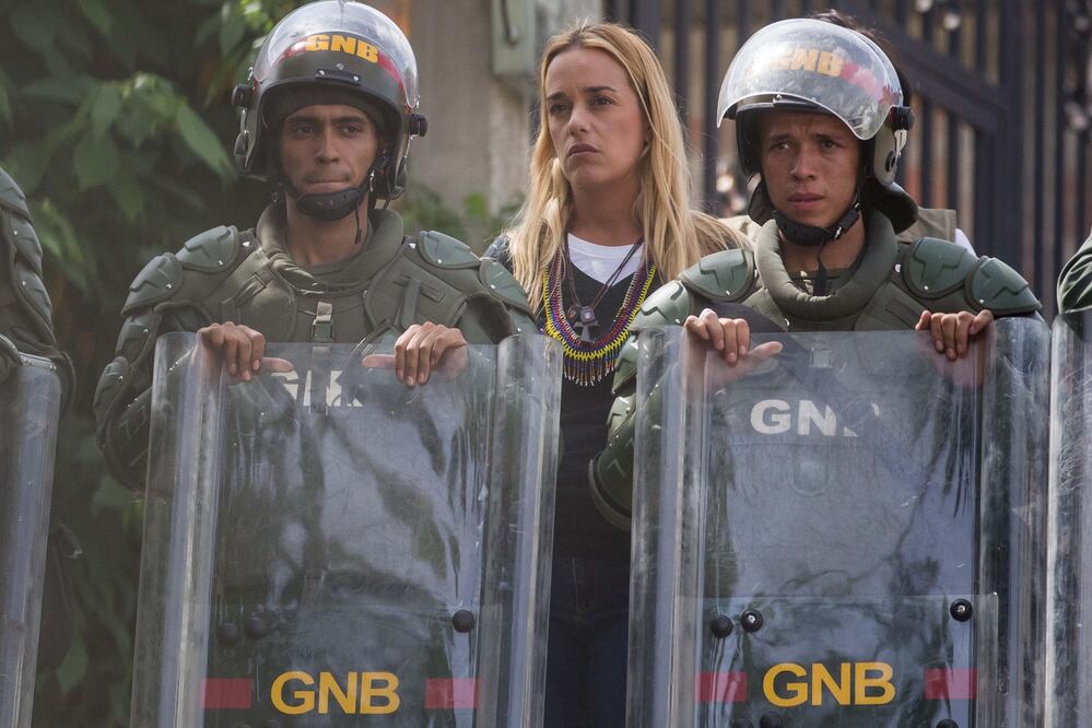 Lilian Tintori, esposa  del líder opositor venezolano Leopoldo López, participa en una marcha opositora en Los Teques, Venezuela. (Foto: EFE)
