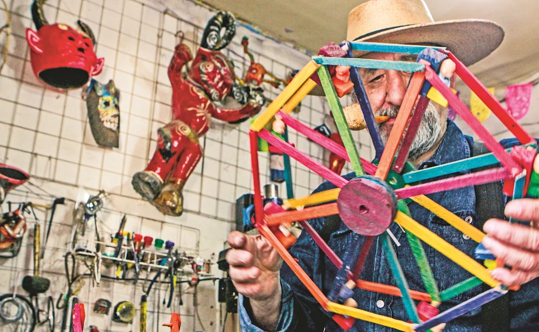 Álvaro aprendió este arte en la “universidad autónoma de la vida”. Lleva más de 10 años usando la madera como el elemento principal de sus creaciones (Fotos: NADYA MURILLO)