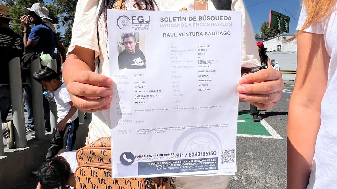 Boletín de búsqueda de Raúl Ventura Santiago, durante la jornada para pegar fichas en las inmediaciones del Estadio Banorte - Foto: Fernanda Dávalos/EL UNIVERSAL
