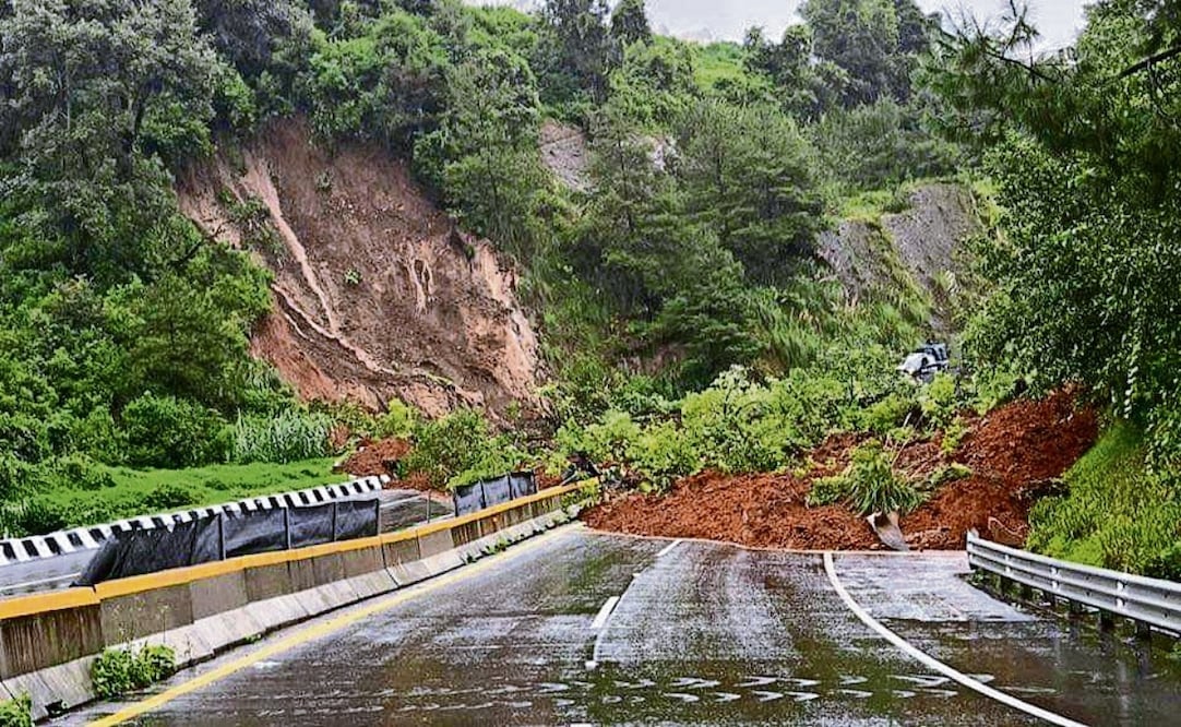 La autopista Tenango del Valle-Ixtapan de la Sal fue cerrada en ambos sentidos, debido a un deslave. Foto: Especial