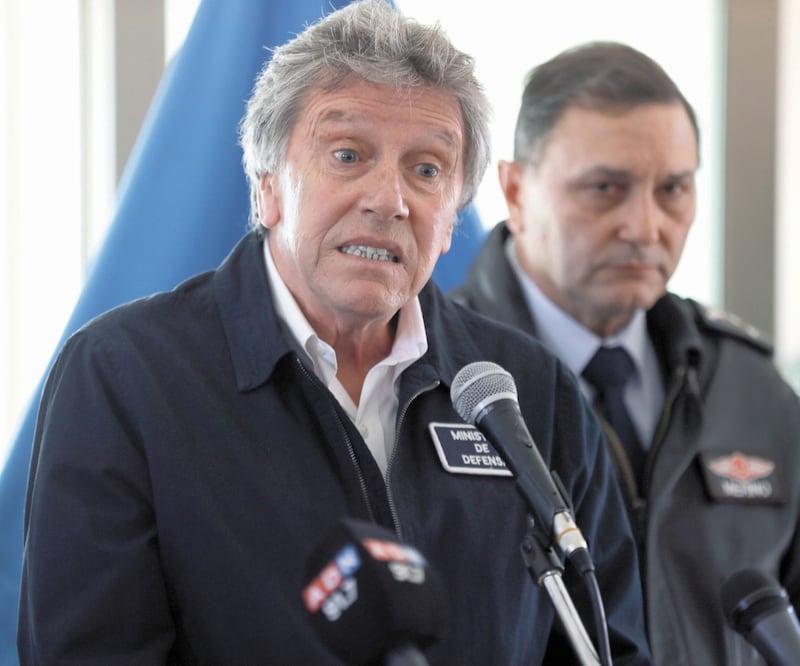 Alberto Espina, ministro de Defensa, ayer durante una conferencia de prensa, en Punta Arenas, sobre el avión desaparecido. FERNANDO LLANO. AP