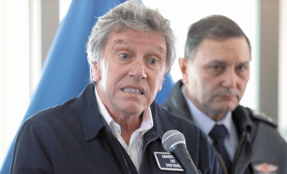 Alberto Espina, ministro de Defensa, ayer durante una conferencia de prensa, en Punta Arenas, sobre el avión desaparecido. FERNANDO LLANO. AP