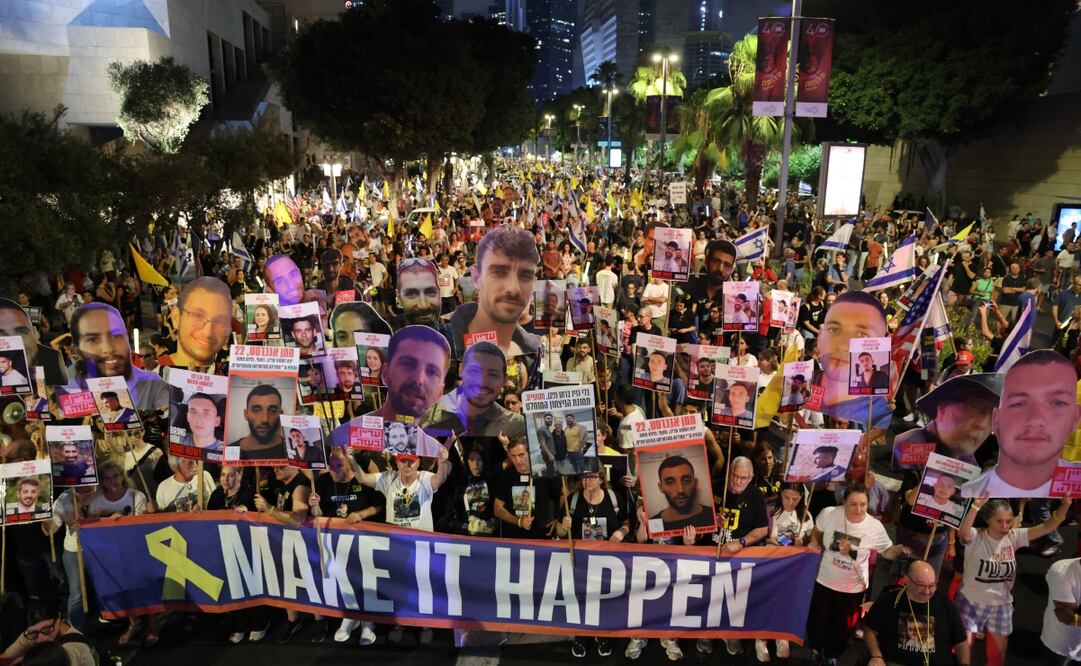 Partidarios y familiares de rehenes israelíes retenidos por Hamas en Gaza marchan hacia la Embajada de Estados Unidos en Tel Aviv, Israel, el 19 de julio de 2025. Foto: EFE