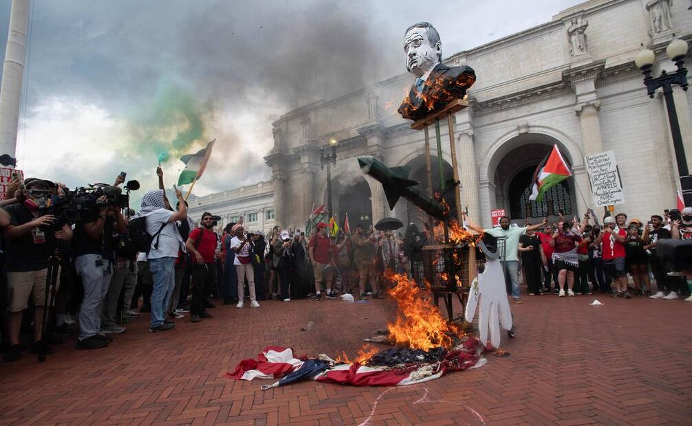 Los manifestantes queman una bandera estadounidense frente a Union Station después del discurso del primer ministro israelí, Benjamin Netanyahu. Foto: AFP