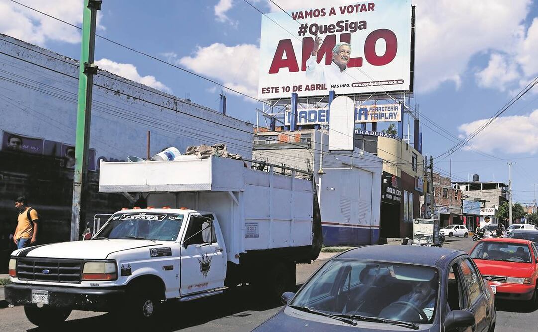 Pese al despliegue publicitario para que la población acuda a emitir su opinión sobre la revocación de mandato, especialistas afirman que será sólo una simulación. Foto: Archivo/ EL UNIVERSAL.
