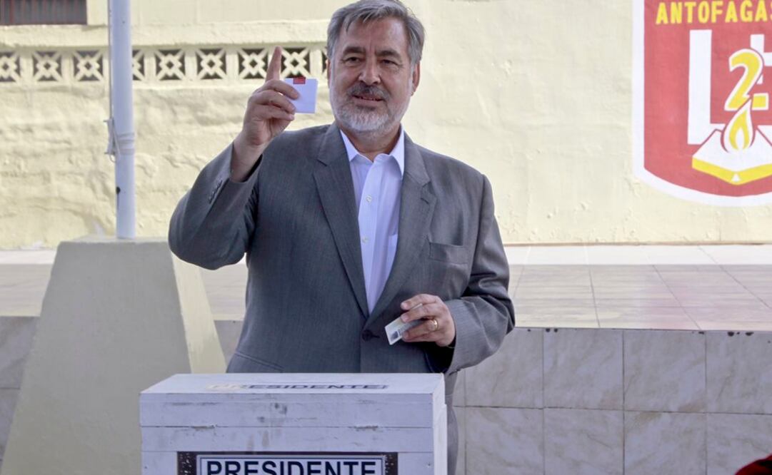 El izquierdista y candidato presidencial oficialista Alejandro Guillier vota en la segunda vuelta de los comicios presidenciales en Chile (Foto: AP)