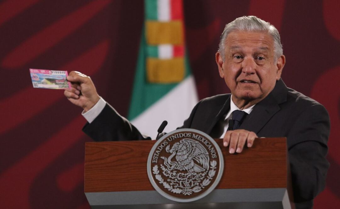 Andrés Manuel López Obrador, Presidente de México, muestra un cachito de billete de la Lotería Nacional. Foto: Cuartoscuro