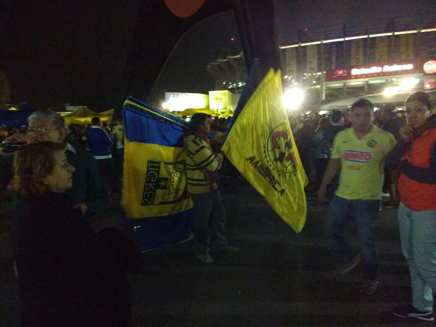 Fanáticos llegan al Estadio Azteca, sede del juego de ida de la final de la Apertura 2016 entre las Águilas y Tigres