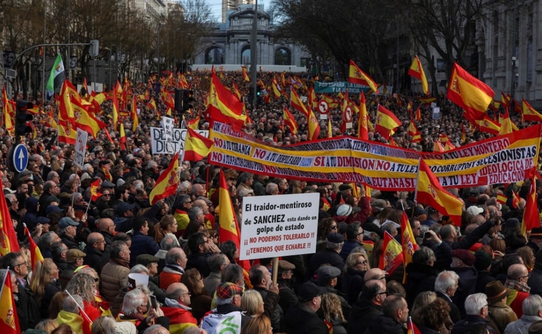 Los asistentes a una manifestación antigubernamental convocada por grupos de derecha, en la Plaza de Cibeles, en Madrid. Foto: AFP