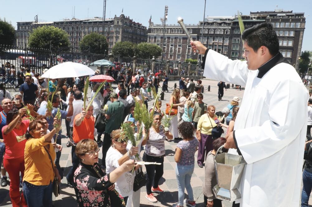 En la celebración eucarística de Domingo de Ramos, cientos de personas se reunieron en la Catedral Metropolitana para la bendición de las palmas. (BERENICE FREGOSO. EL UNIVERSAL)