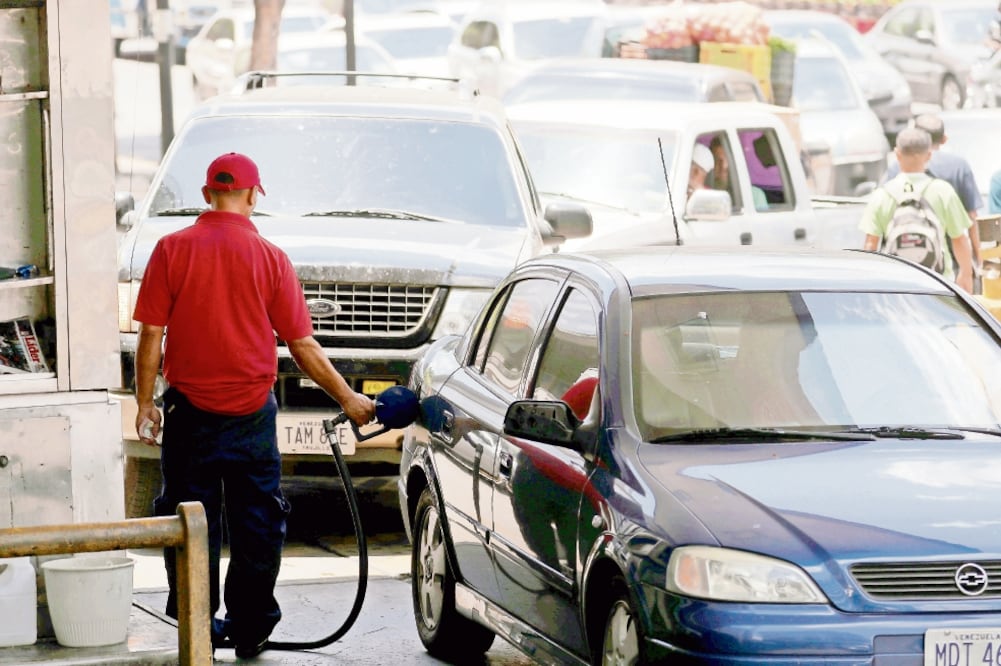 Decenas de vehículos hacen fila para cargar gasolina, luego de que ayer se registrara en Caracas desabasto de combustible. Foto: IVAN ALVARADO. REUTERS
