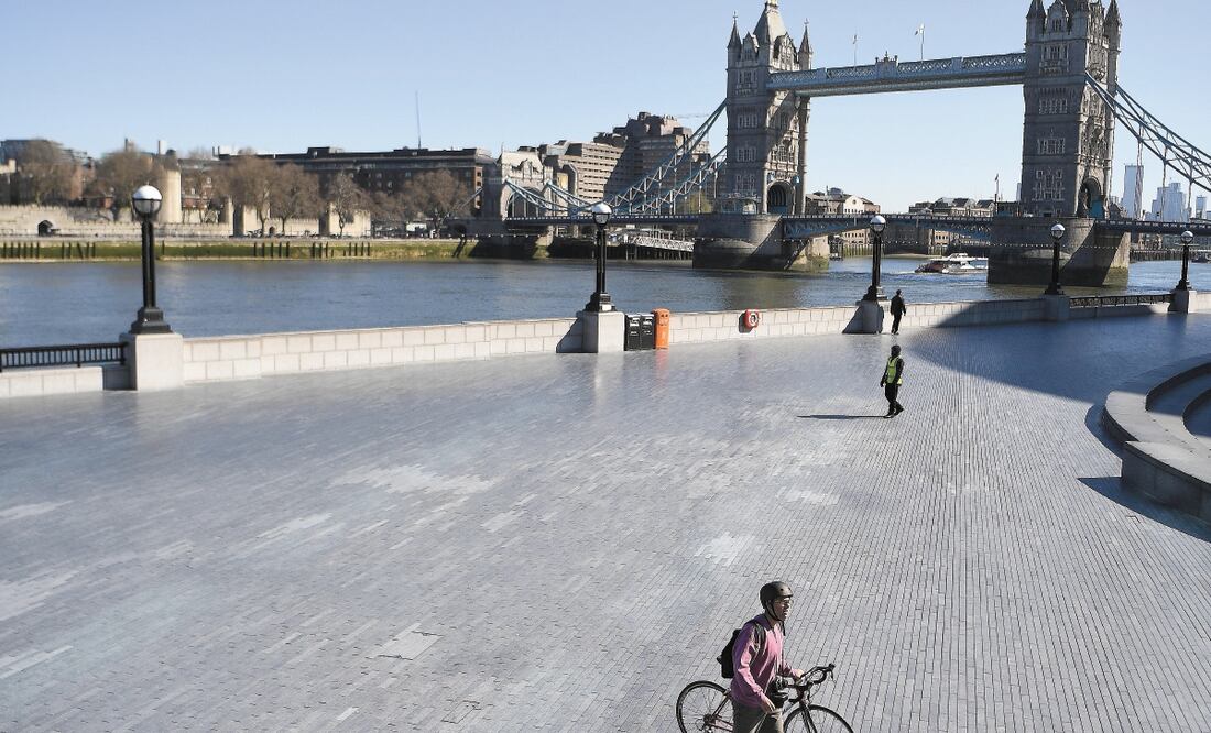 El ayuntamiento de Londres y el Tower Bridge lucieron desolados, poca gente circuló por las calles de Reino Unido, donde ayer el premier británico, Boris Johnson, puso al país bajo confinamiento. ANDY RAIN. EFE
