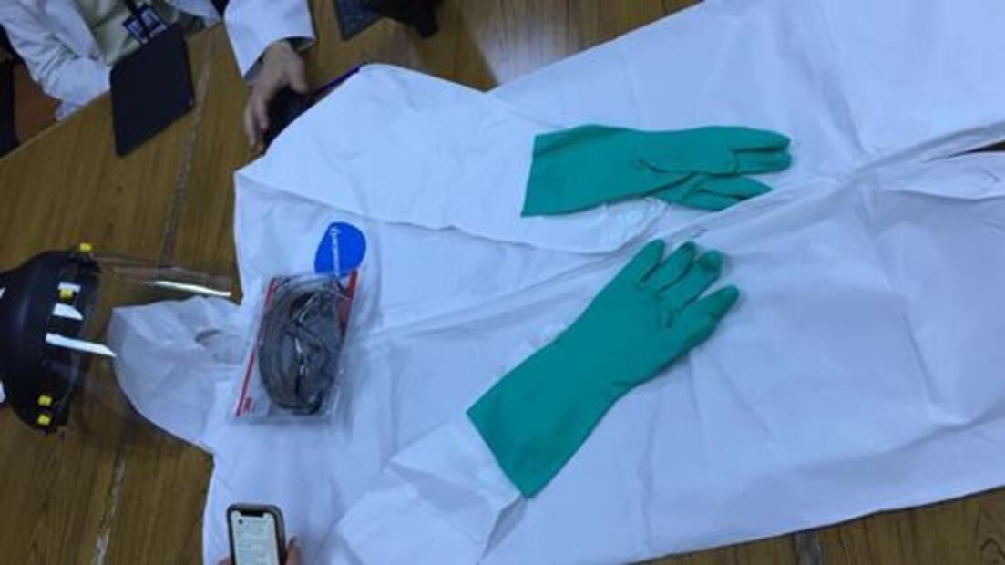 Compran caretas de albañil para enfrentar el coronavirus