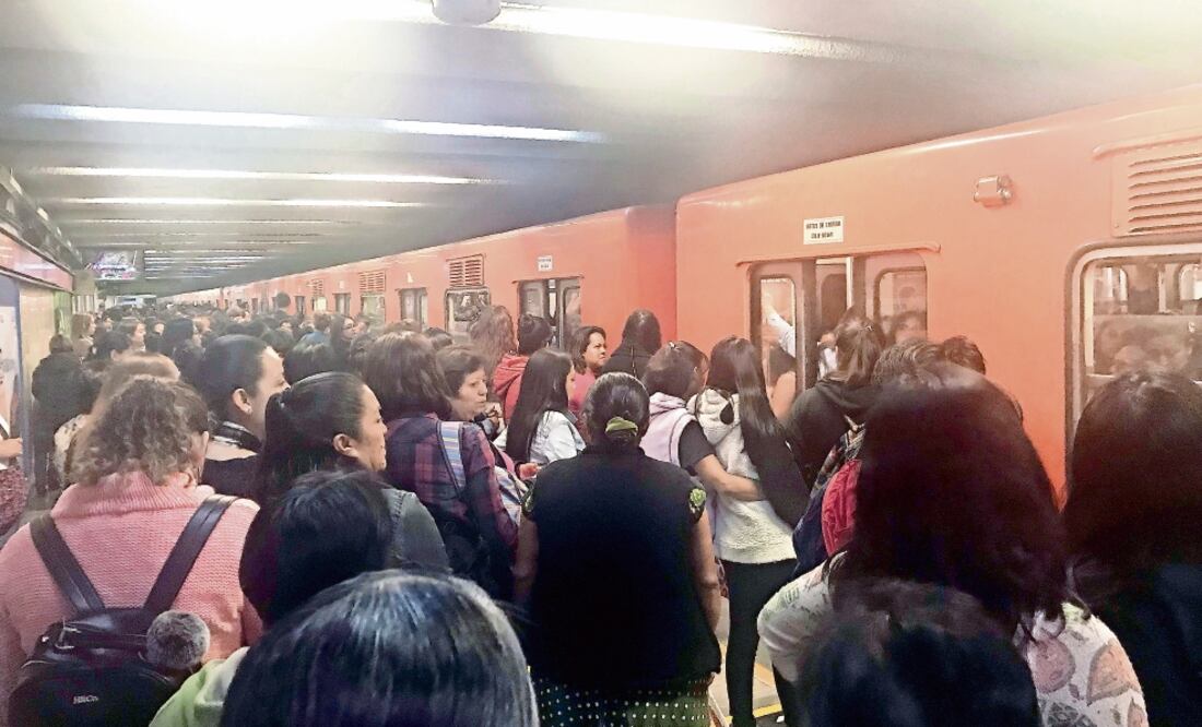 Molestia. Usuarios de la Línea 1, en dirección a Observatorio, acusaron que los trenes pasaban cada 20 minutos, lo que provocó aglomeraciones (ESPECIAL)