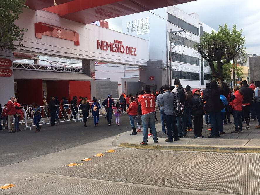 Especial. Aficionados ingresando al estadio del Toluca