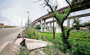 Así luce la zona donde se impactó la pipa hace un año; el muro de contención está mal colocado. Foto: DIEGO SIMÓN SÁNCHEZ/EL UNIVERSAL