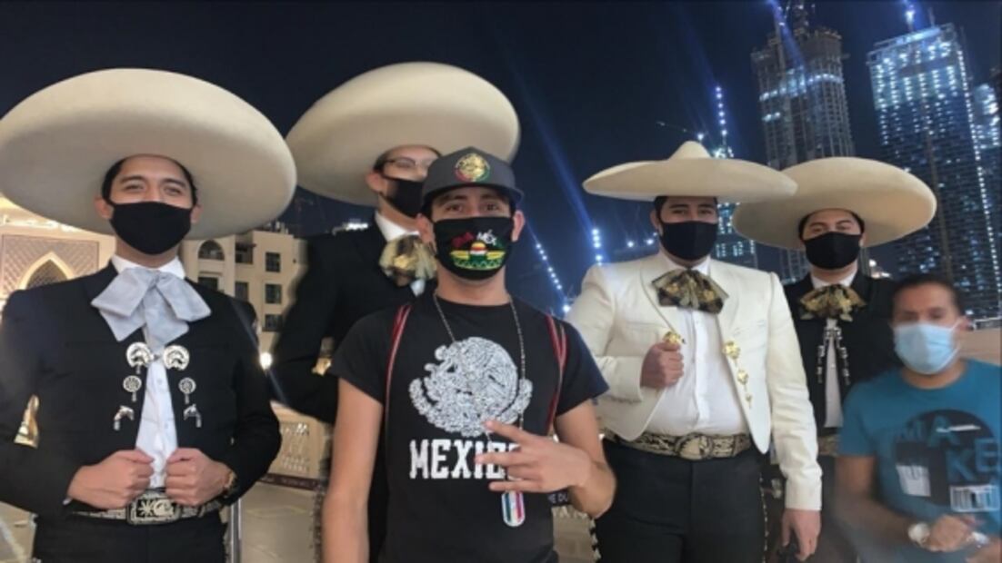 Joven mexicano, vacunado y hasta le dieron a elegir marca... pero en Dubái