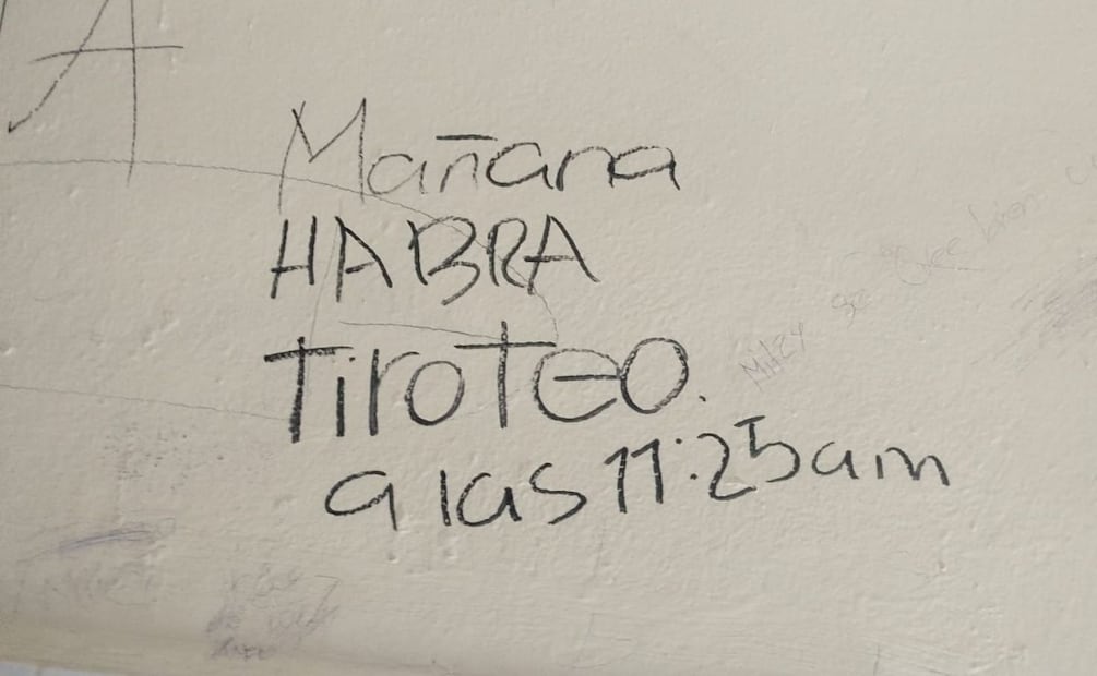 El mensaje estaba escrito en los baños del CBTIS 7.| Foto: Especial.