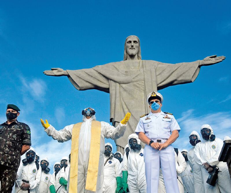 El padre Omar Raposo, ayer durante un rezo en el Cristo Redentor, en Río de Janeiro. Foto: MAURO PIMENTEL. AFP