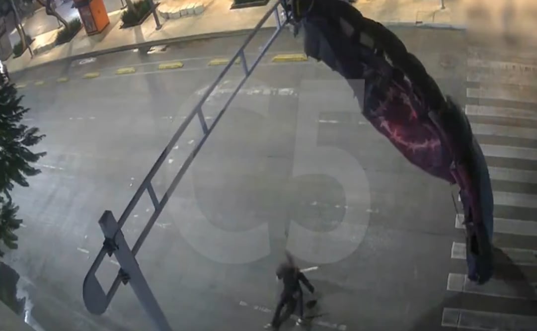 Liberan a ciudadano extranjero que cayó de un paracaídas en la colonia Centro; no hay faltas administrativas.
Foto: Especial.