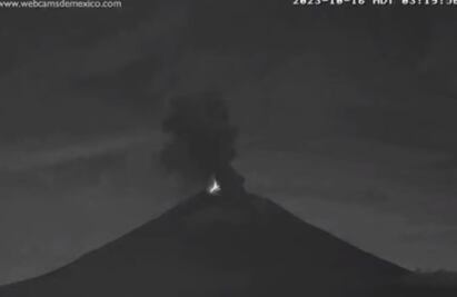 Popocatépetl: Explosión y rayo son captados en VIDEO; así la actividad del volcán la madrugada de este lunes