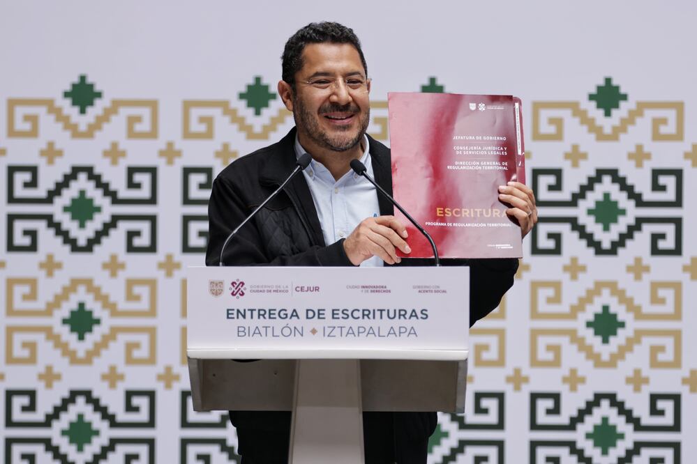 El Jefe de Gobierno de la Ciudad de México, Martí Batres, entregó 73 escrituras a los residentes de la unidad habitacional El Biatlón, en la alcaldía Iztapalapa. (Foto: especial)