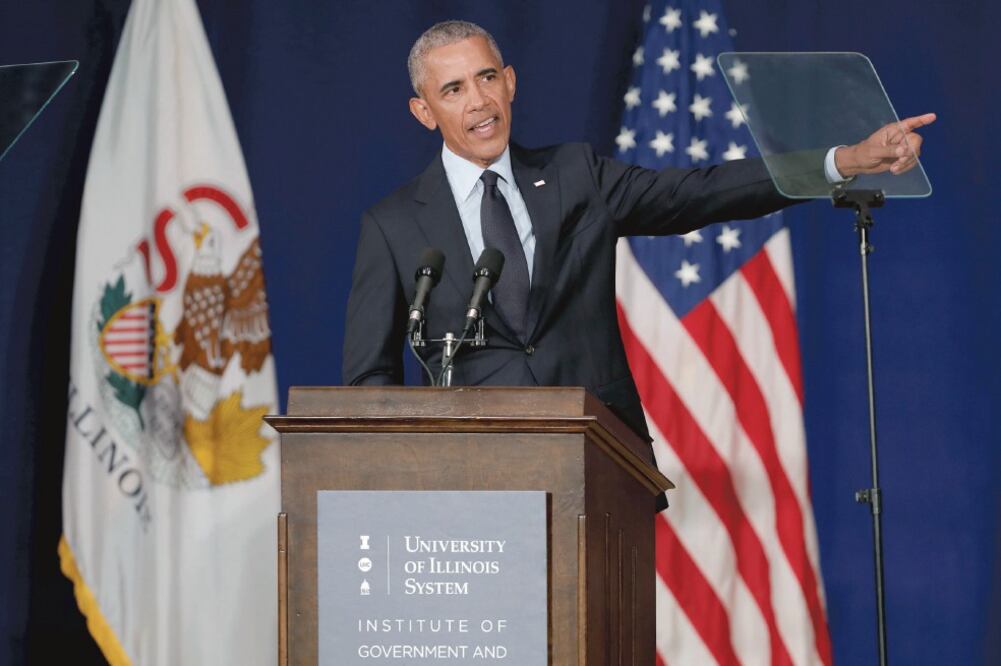 El ex mandatario Barack Obama dio ayer un discurso, en la Universidad de Illinois, en el que criticó a Donald Trump. Foto: JOHN GRESS. REUTERS