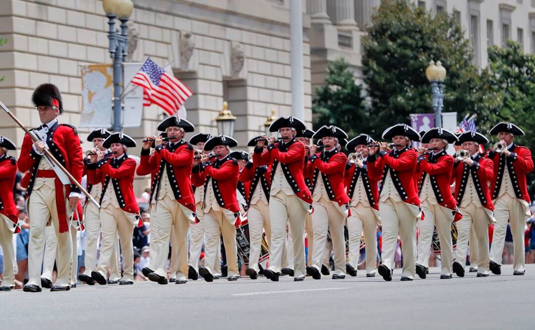 Personas participan en el desfile del Día de la Independencia en Washington (Fotos: EFE y Reuters)