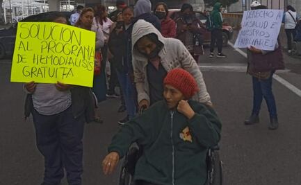 Protestas por cancelación de hemodiálisis en hospitales de Puebla; bloquean la autopista Puebla-México