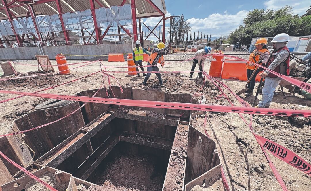 Ingenieros y obreros trabajan en la construcción de tres sifones en los alrededores de la estación Teyahualco. Foto: de ARTURO CONTRERAS. EL UNIVERSAL