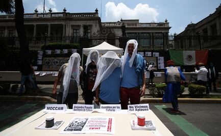 Artistas se manifiestan afuera de la Secretaría de Gobernación