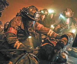 Muestra la serie "Chicago Fire" el lado sensible de los bomberos