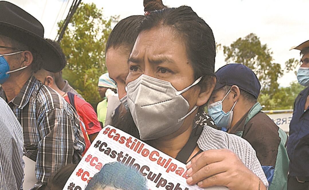 Una activista muestra imágenes de Castillo y Cáceres. Foto: Orlando Sierra. AFP